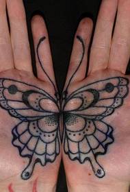 Slika umjetničkog djela tetovaže leptira na dlanu