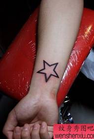 Manifestazione di tatuaggi, cunsigliata un mudellu di tatuatu di stella di cinque punte da polso