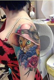Immagine del tatuaggio del gatto di colore bello di modo di personalità del braccio femminile