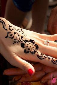 Hermosa foto de tatuaje de moda de vid de flores en el dorso de la mano