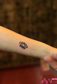Tatuaje koroaren barruko beso txikia patroi txikiaren irudia