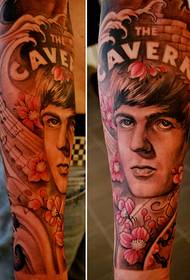 Ручни узорак тетоважа: ручни портрет узорак тетоваже са цвијећем трешње