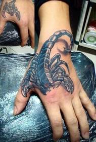 Personalidade elegante da tatuagem de escorpião na boca do tigre