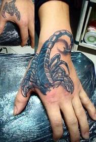 Elegante personalità del tatuaggio dello scorpione bocca di tigre