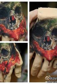 Mga patok na pattern ng tattoo na back skull sa likod ng kamay