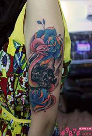 Слика змија и лобања на руци тетоважа слике