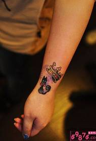 Слика за тетоважа на зглобовите со круни на зглобовите