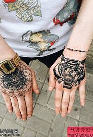 I tatuaggi fatti a mano della testa di tigre di Van Gogh sono condivisi dalla sala dei tatuaggi