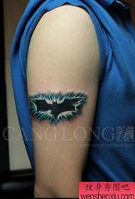 Um padrão popular de tatuagem de morcego no braço