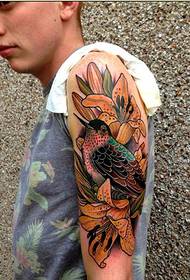 Красивая и красивая лилия цветок татуировка татуировки на руке красивого мужчины