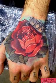 手の甲に美しいバラのタトゥー