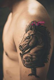 Kreatívne konské sochy tetovanie na veľkých ramenách