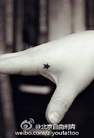 Palmių mažosios žvaigždės paprastas tatuiruotės modelis