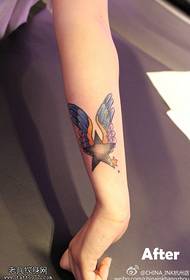 Tatuaggio di ali di stella a cinque punte colorate a mano
