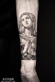 Татуировка богини на руке