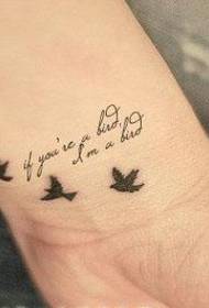 Image de tatouage bel oiseau sur la belle main de jade