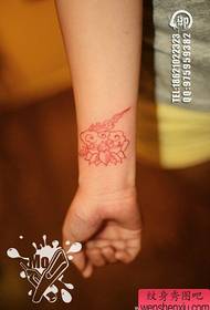 Arm klein en gewilde lyn lotus tatoo patroon
