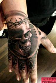 populárne tetovanie na zadnej strane ruky