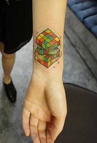 Wmụ nwanyị ejiri aka ya mee ezigbo mma na-acha odo odo Rubik's Cube tattoo tattoo picture