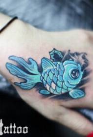 Vroulike hand pragtige kleur klein goudvis tatoeëerpatroonfoto