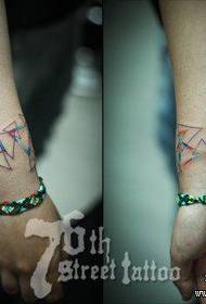 Model de tatuaj popular triunghi cu încheietura mâinii de sex feminin