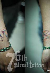 Ang paril sa babaye nga pulso bantog nga pattern sa tattoo sa pop triangle