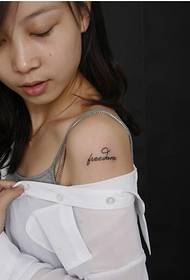 Skaista meitenes muguras roka, jauks totēma burta tetovējuma raksta attēls