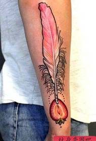 egy rózsaszín toll tetoválás a karon