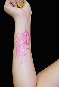 Bello modello disegnato a mano del tatuaggio delle meduse sulla ciotola