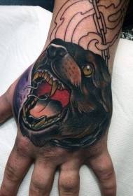 Рука обратно старой школы цветной татуировки злая собака