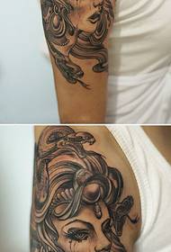 Nangis tina gambar tattoo kreatif Medusa