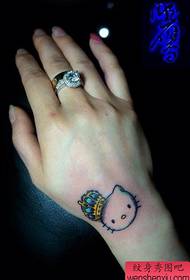 Момиче китка сладка котка с модел на татуировка на короната