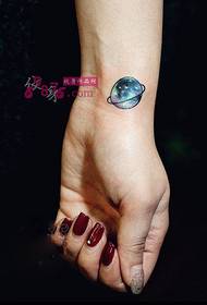 Креативна слика зглоба за тетоважу планета