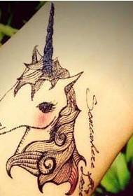 Un bracciu stampa unicorniu di mudellu di tatuaggi