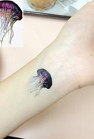 Gyönyörű lány kézzel medúza tetoválás minta képet