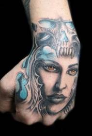 Kézzel hátsó színű nő arca koponya tetoválás mintával