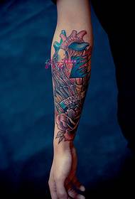 Maschera alternativa del tatuaggio del braccio del fiore del cuore pulsante