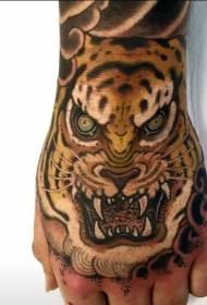 Χέρι πίσω χρωματισμένο σχέδιο τατουάζ κεφάλι τίγρη