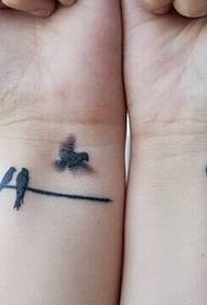Mode vroulike hand plat duif tatoeëerpatroonfoto