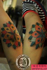 Arm elleboog totem bloem tattoo patroon