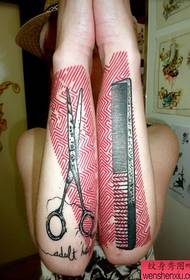 Erityisen tyyliset ammattisakset kampaavat tatuointikuvion kädelle