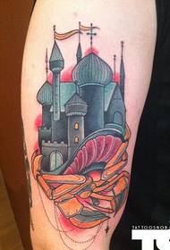 Consegnare un'immagine consigliata per il modello di tatuaggio del castello personalizzato