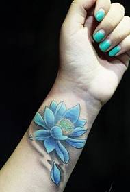 Belle et belle photo de modèle de tatouage lotus bleu pour le poignet des filles