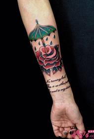 Delicadas imágenes de tatuaje creativo de paraguas rosa roja