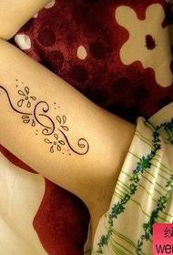 Mazs svaigu roku ziedu tetovējums tetovējums darbojas