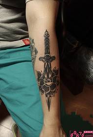 Sword thorn rosas nga alternatibong personalidad nga litrato sa tattoo