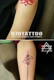 Tattoo show, jaa käsivarren väri-tatuointikuvio