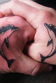 Käsi pari delfiinitatuointi