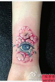 გოგონა მაჯის დახვეწილი პოპულარული თვალის ყვავილის ტატუირების ნიმუში
