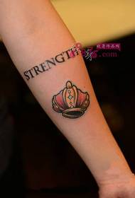 Piccola foto di tatuaggio da polso con corona fresca